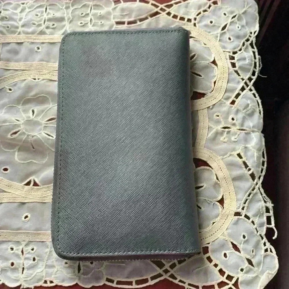 Danier leather  wallet - Picture 2 of 8